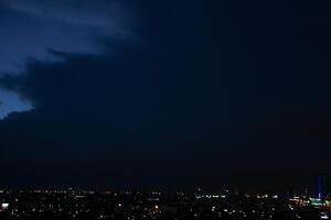 hemel bewolkt lucht dag avond schemer tijd met zonlicht straal van tussen wolken met stad stad- achtergrond foto