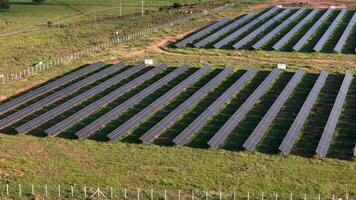 zonne- energie fabriek in landelijk Oppervlakte foto