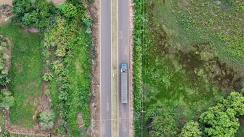 vrachtauto voorbijgaan Aan snelweg in de interieur van Brazilië foto