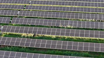 zonne- energie fabriek in landelijk Oppervlakte foto