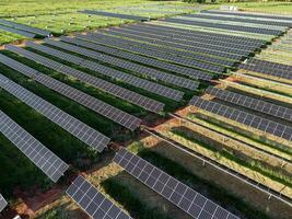 zonne- energie fabriek in landelijk Oppervlakte foto