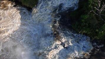 waterval in rivier- in top visie foto