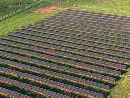 zonne- energie fabriek in landelijk Oppervlakte foto