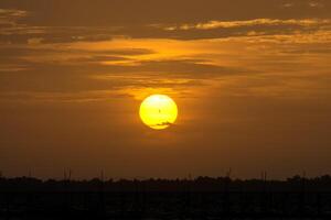 zonsondergang aan het meer foto