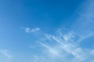 blauwe lucht met witte wolk foto