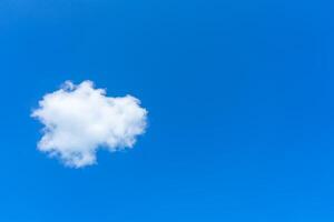 witte wolk aan de lucht foto