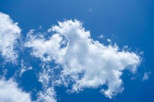 witte wolk aan de lucht foto