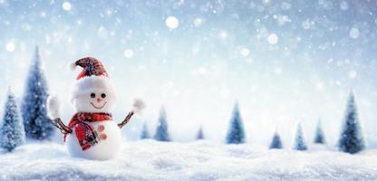 sneeuwpop in winters landschap foto