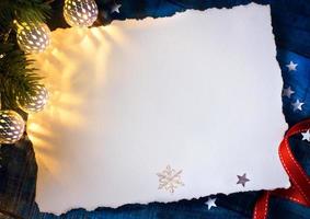 vrolijke kerstkaart met seizoen cadeau-tag op vintage achtergrond. foto
