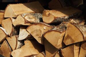 gehakt brandhout, hout, berk, brandhout voor de barbecue foto