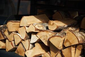 gehakt brandhout, hout, berk, brandhout voor de barbecue foto