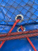 dichtbij omhoog van een rood touw Aan blauw kleding stof foto