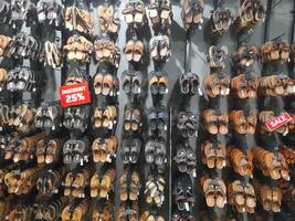 divers types van schoenen en sandalen weergegeven in een schoen winkel winkelpui. foto