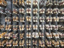 divers types van schoenen en sandalen weergegeven in een schoen winkel winkelpui. foto