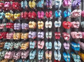 divers types van schoenen en sandalen weergegeven in een schoen winkel winkelpui. foto