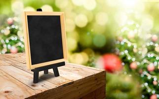 schoolbord met ezel op houten tafel bij vervagen kerstboom boke foto