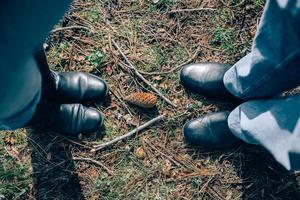 bovenaanzicht van senior paar benen over gras foto