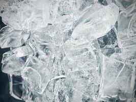 ijsblokjes achtergrond, ijsblokjes textuur, ijsblokjes behang, ijs helpt naar voelen verfrist en koel water van de ijsblokjes helpt de water vernieuwen uw leven en voelen goed.ijs drankjes voor verfrissing bedrijf foto