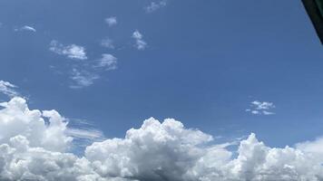 een visie van de lucht van een boot foto