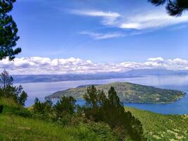 mooi visie van meer toba van de top van de heuvel foto