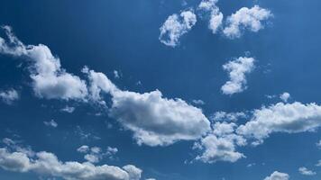 een blauw lucht met wolken en een weinig wit wolken foto