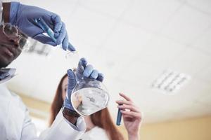 experimenten in het chemisch laboratorium. een experiment werd uitgevoerd in een laboratorium in transparante kolven foto