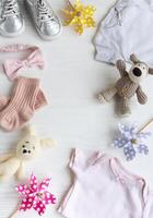 baby kleren met gebreid speelgoed hond en konijn, speelgoed- windmolens en baby schoenen en accessoires. foto