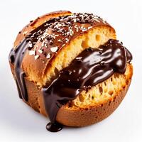 geroosterd brood brood met hazelnoot verspreiding. zoet chocola room wit achtergrond foto