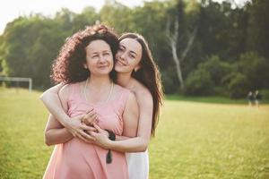 liefde is moeder en dochter. een oude vrouw en haar volwassen kind in het park. foto