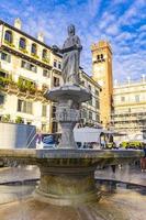 verona, italië, 11 oktober 2019 - fontein van onze lieve vrouw verona op piazza delle erbe in verona, italië. fontein werd in 1368 gebouwd door cansignorio della scala. foto