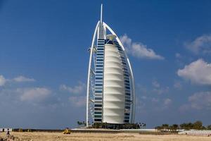 dubai, Verenigde Arabische Emiraten, 16 januari 2014 - uitzicht op hotel burj al arab in dubai. Met een hoogte van 321 m is het het vierde hoogste hotel ter wereld en heeft het 202 kamers. foto