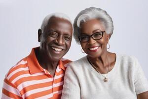 gelukkig zwart huid senior paar in licht achtergrond. concept van succes in bedrijf en leven. foto