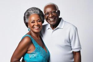 gelukkig zwart huid senior paar in licht achtergrond. concept van succes in bedrijf en leven. foto