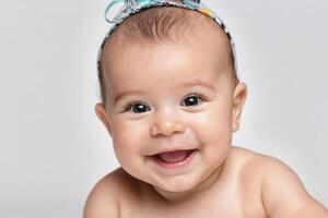 mooi Lieve schat gelukkig schattig glimlachen baby Aan licht achtergrond. foto