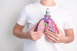 vrouw houden roker anatomie voor ziekte. long kanker, astma, chronisch hinderlijk long of copd, bronchitis, emfyseem, cystic fibrose, bronchiëctasie, longontsteking en wereld long dag concept foto