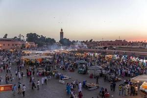 Marrakech, Marokko, 11 september 2014 - niet-geïdentificeerde mensen in Jeema el Fna in Marrakech, Marokko. jeema el fna ontving het unesco-label voor meesterwerken van het orale en immateriële erfgoed van de mensheid. foto