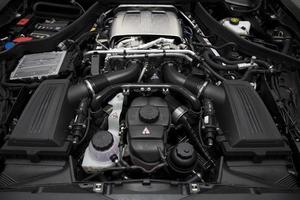 belgrado, servië, 30 april 2018 - detail van de motor van de mercedes-amg gt c coupe van 2017. amg gt c coupe werd onthuld op de 2017 Detroit Auto Show.
