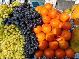 Aziatisch boer markt verkoop vers groenten foto