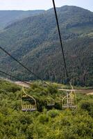 kabel auto in de oekraïens Karpaten bergen in zomer. berg visie foto