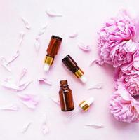 essentiële oliën voor aromatherapie en roze pioenrozen foto