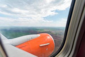 uitzicht vanuit het vliegtuigraam van de luchthaven tijdens het opstijgen foto