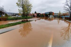 stortvloed regen oorzaken flash overstromingen in de stad Oppervlakte. gebouwen omringd door water. foto