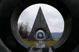 visie van de gedenkteken park popina, servië. Joegoslavië monument herdenken de worstelt van de partizaan gedurende wereld oorlog 2 foto