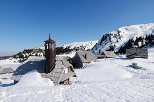 winter landschap Bij de prokosko meer en de omgeving dorp gedurende winter. een van de meest mooi dorpen van Bosnië en herzegovina na een zwaar sneeuwval. foto