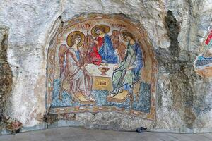 schilderijen in de ostrog orthodox klooster in Montenegro. geestelijk en religieus plaats van aanbidding. foto