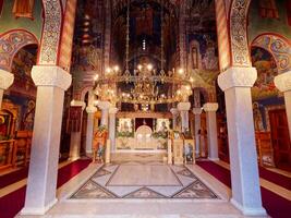 interieur schot van orthodox kerk. geloof. Christendom. heilig figuren. glimmend altaar. interieur van de hercegovacka gracanica klooster in trebinje, Bosnië en herzegovina. foto