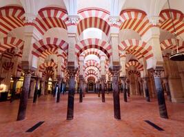 interieur van de moskee kathedraal van Cordoba. UNESCO wereld erfgoed plaats Spanje. kolommen en bogen. historisch en toeristisch vakantie en bestemmingen. foto