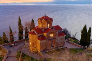 visie van de kerk van heilige John de theoloog in meer ohrid, noorden Macedonië. reizen bestemming met cultureel en natuurlijk interesse. UNESCO wereld erfgoed plaats. foto