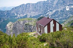 berg onderdak voor wandelaars en bergbeklimmers Aan een mooi berg bereik. alpinisme werkzaamheid. aansluiten met natuur. buitenshuis werkzaamheid en op reis levensstijl. foto