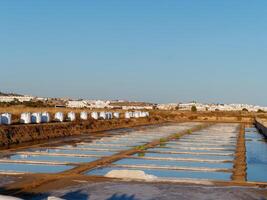 visie van zout velden na een vol dag van verzamelen zout. mooi hoor levendig kleuren. zout velden in castro Marim, Portugal. zout extractie. foto